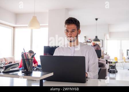 Arbeiten Sie von steigern Sie Ihre Produktivität und reduzieren Sie Ablenkungen, was zu Konzentration und großartigen Ergebnissen führt, junge araber arbeiten zu Hause Stockfoto