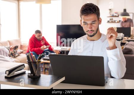 Arbeiten Sie von steigern Sie Ihre Produktivität und reduzieren Sie Ablenkungen, was zu Konzentration und großartigen Ergebnissen führt, junge araber arbeiten zu Hause Stockfoto