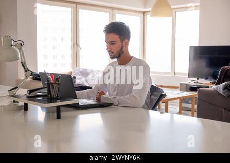 Tratsch oder negative Äußerungen über Kollegen hinter ihrem Rücken sind schädlich für die Arbeitsumgebung und schüren Misstrauen unter den Mitarbeitern Stockfoto