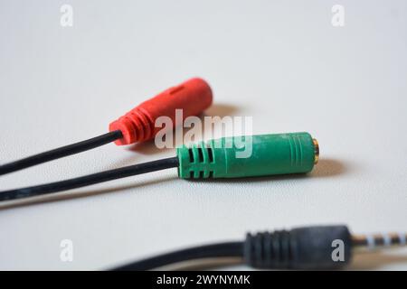 Adapterkabel auf weißem Hintergrund. Stockfoto