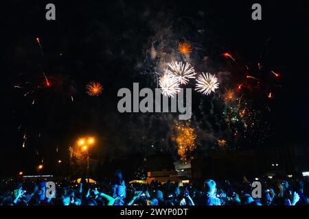 KINESHMA, RUSSLAND - 30. AUGUST 2018: Buntes Feuerwerk am Nachthimmel und die Menge beim Konzert in Kineshma Stockfoto