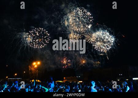 KINESHMA, RUSSLAND - 30. AUGUST 2018: Buntes Feuerwerk am Nachthimmel und die Menge beim Konzert in Kineshma Stockfoto