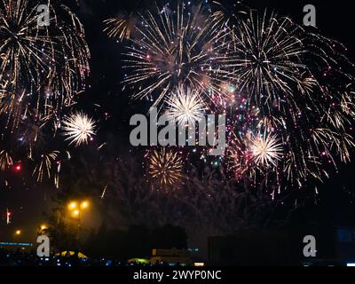 KINESHMA, RUSSLAND - 30. AUGUST 2018: Festliches buntes Feuerwerk am Nachthimmel in Kineshma beim Konzert des Rapkünstlers Basta Stockfoto