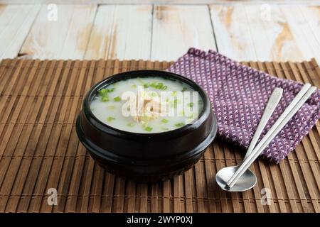 Koreanischer Dakjuk Hühnerbrei mit grüner Zwiebel Stockfoto