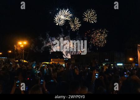 KINESHMA, RUSSLAND - 30. AUGUST 2018: Buntes Feuerwerk am Nachthimmel und die Menge beim Konzert in Kineshma Stockfoto