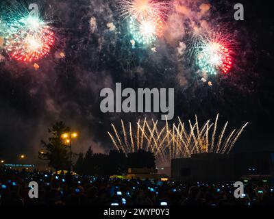 KINESHMA, RUSSLAND - 30. AUGUST 2018: Buntes Feuerwerk am Nachthimmel und die Menge beim Konzert in Kineshma Stockfoto