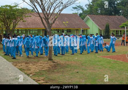 Foto von berufsbildenden Gymnasiasten in Sportkleidung beim Sport Stockfoto