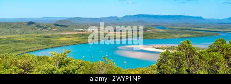 Ein Panoramablick von Booten, die neben dem riesigen Mangrovenwald an der Grenze zum Endeavour River in Cooktown, North Queensland, Australien, ankern Stockfoto