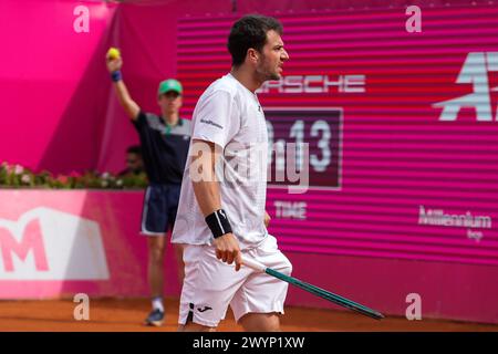 Estoril, Portugal. April 2024. Pedro Martinez reagierte beim Finale des Millennium Estoril Open ATP 250 Tennis Turniers im Clube de Tenis do Estoril. Endergebnis: Pedro Martinez 0:2 Hubert Hurkacz (Foto: Bruno de Carvalho/SOPA Images/SIPA USA) Credit: SIPA USA/Alamy Live News Stockfoto