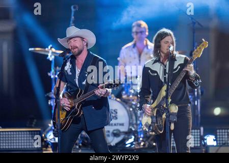 Austin, Tx, USA. April 2024. Die US-amerikanische Country-Rock-Band NEEDTOBREATHE mit Leadsänger BEAR RINEHART tritt am 5. April 2024 auf einer Aufnahme von CMT Country Crossroads vor dem University of Texas Tower auf. Rechts ist Bassist SETH BOLT (Foto: © Bob Daemmrich/ZUMA Press Wire) NUR ZUR REDAKTIONELLEN VERWENDUNG! Nicht für kommerzielle ZWECKE! Stockfoto