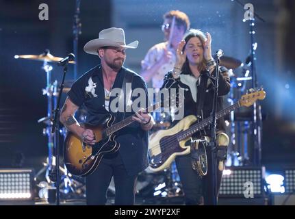 Austin, Tx, USA. April 2024. Die US-amerikanische Country-Rock-Band NEEDTOBREATHE mit Leadsänger BEAR RINEHART tritt am 5. April 2024 auf einer Aufnahme von CMT Country Crossroads vor dem University of Texas Tower auf. Rechts ist Bassist SETH BOLT (Foto: © Bob Daemmrich/ZUMA Press Wire) NUR ZUR REDAKTIONELLEN VERWENDUNG! Nicht für kommerzielle ZWECKE! Stockfoto