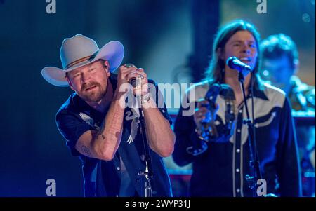 Austin, Tx, USA. April 2024. Die US-amerikanische Country-Rock-Band NEEDTOBREATHE mit Leadsänger BEAR RINEHART tritt am 5. April 2024 auf einer Aufnahme von CMT Country Crossroads vor dem University of Texas Tower auf. Rechts ist Bassist SETH BOLT (Foto: © Bob Daemmrich/ZUMA Press Wire) NUR ZUR REDAKTIONELLEN VERWENDUNG! Nicht für kommerzielle ZWECKE! Stockfoto