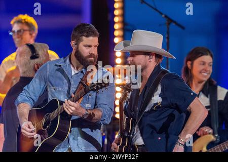 Austin, Tx, USA. April 2024. Die US-amerikanische Country-Rock-Band NEEDTOBREATHE mit Leadsänger BEAR RINEHART, r, tritt zusammen mit dem Country-Pop-Sänger JORDAN DAVIS am 5. April 2024 auf einer Aufnahme von CMT Country Crossroads vor dem University of Texas Tower auf. (Kreditbild: © Bob Daemmrich/ZUMA Press Wire) NUR REDAKTIONELLE VERWENDUNG! Nicht für kommerzielle ZWECKE! Stockfoto