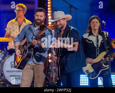 Austin, Tx, USA. April 2024. Die US-amerikanische Country-Rock-Band NEEDTOBREATHE mit Leadsänger BEAR RINEHART, r, tritt zusammen mit dem Country-Pop-Sänger JORDAN DAVIS am 5. April 2024 auf einer Aufnahme von CMT Country Crossroads vor dem University of Texas Tower auf. (Kreditbild: © Bob Daemmrich/ZUMA Press Wire) NUR REDAKTIONELLE VERWENDUNG! Nicht für kommerzielle ZWECKE! Stockfoto