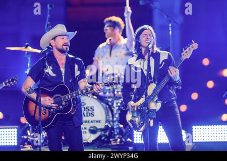 Die US-amerikanische Country-Rock-Band NEEDTOBREATHE mit Leadsänger BEAR RINEHART (links) und Bassist SETH BOLT (rechts) treten am 5. April 2024 auf einer Aufnahme von CMT Country Crossroads auf dem Campus der University of Texas auf. Quelle: Bob Daemmrich/Alamy Live News Stockfoto