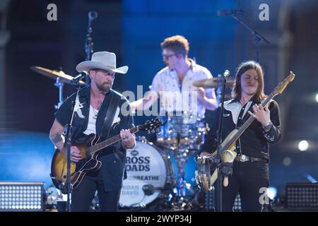 Die US-amerikanische Country-Rock-Band NEEDTOBREATHE mit Leadsänger BEAR RINEHART (links) und Bassist SETH BOLT (rechts) treten am 5. April 2024 auf einer Aufnahme von CMT Country Crossroads auf dem Campus der University of Texas auf. Quelle: Bob Daemmrich/Alamy Live News Stockfoto