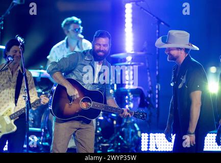 Die US-amerikanische Country-Rock-Band NEEDTOBREATHE mit Leadsänger BEAR RINEHART (mit Cowboyhut) schließt sich am 5. April 2024 mit dem Country-Pop-Sänger JORDAN DAVIS (mit blauem Hemd) auf einer Aufnahme von CMT Country Crossroads auf dem Campus der University of Texas in Austin zusammen. Quelle: Bob Daemmrich/Alamy Live News Stockfoto