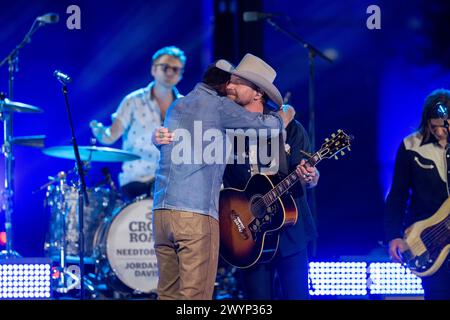 Die US-amerikanische Country-Rock-Band NEEDTOBREATHE mit Leadsänger BEAR RINEHART (mit Cowboyhut) schließt sich am 5. April 2024 mit dem Country-Pop-Sänger JORDAN DAVIS (mit blauem Hemd) auf einer Aufnahme von CMT Country Crossroads auf dem Campus der University of Texas zusammen. Quelle: Bob Daemmrich/Alamy Live News Stockfoto