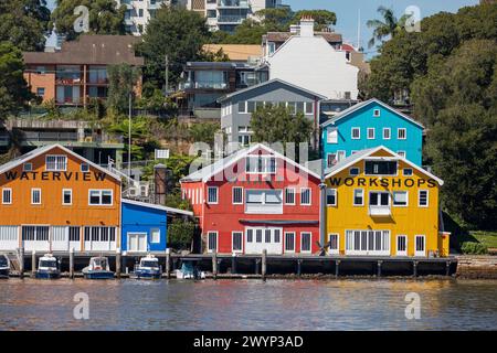 Farbenfrohe historische Waterview Wharf Werkstattgebäude an der Uferpromenade auf der Balmain Peninsula, New South Wales, Australien Stockfoto