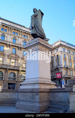 Denkmal für Giuseppe Parini, italienischer klassischer Dichter aus dem 18. Jahrhundert, Skulptur von Luigi Secchi, eröffnet 1899 auf der Piazza Cordusio, Mailand, Italien Stockfoto