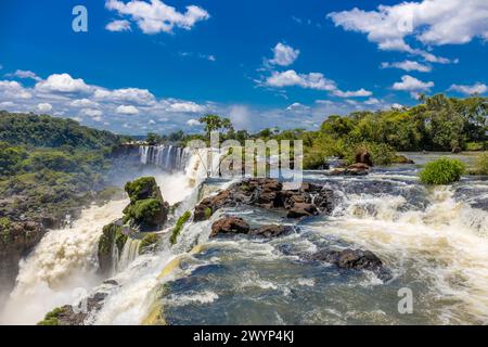 Iguazu Wasserfall in Argentinien nad Brasilien wunderschöne Landschaft an einem sonnigen Tag mit Wolken. Größter Wasserfall Südamerikas Wasserströme in den Tropen Stockfoto