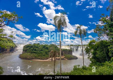 Iguazu Wasserfall in Argentinien nad Brasilien wunderschöne Landschaft an einem sonnigen Tag mit Wolken. Größter Wasserfall Südamerikas Wasserströme in den Tropen Stockfoto