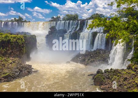 Iguazu Wasserfall in Argentinien nad Brasilien wunderschöne Landschaft an einem sonnigen Tag mit Wolken. Größter Wasserfall Südamerikas Wasserströme in den Tropen Stockfoto