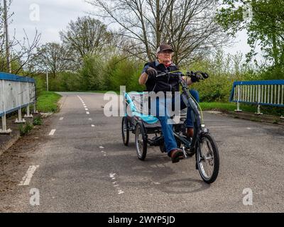 Bemmel, Niederlande. April 2024. Ein Mann wird auf einem speziellen Fahrrad gesehen. Dieser Samstag war der erste offizielle warme Tag des Jahres und der wärmste 6. April aller Zeiten. Das Wetter kann im April in beide Richtungen gehen, und die aktuelle Periode zeigt dies auch schön. Aus diesem Grund nutzten die Leute dieses warme Wetter, um einen Spaziergang zu machen, die Natur zu genießen, Fahrrad zu fahren oder auf einer Terrasse im Zentrum der Städte zu trinken. Quelle: SOPA Images Limited/Alamy Live News Stockfoto