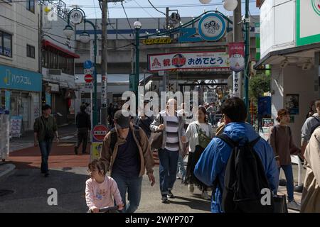 Kawasaki, Japan. April 2024. Fußgänger laufen in einer überfüllten Hauptstraße in Kawasaki. (Foto: Stanislav Kogiku/SOPA Images/SIPA USA) Credit: SIPA USA/Alamy Live News Stockfoto