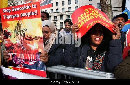 London, Großbritannien. April 2024. Ein Demonstrant hält ein Plakat mit der Forderung, dass der Völkermord an den Tigrayan während des Protestes von anderen Demonstranten umgeben sein sollte. Nach zwei Jahren Krieg sind Millionen von Menschenleben jetzt durch Krankheiten und Hungersnöte bedroht. Die Tigrayan-Gemeinde im Vereinigten Königreich ging nach Whitehall, um zu protestieren und humanitäre Hilfe zu fordern, die Beendigung des Völkermords in Tigray zu beenden und eritreische Truppen zu veranlassen, ihr Territorium zu verlassen. (Foto von Martin Pope/SOPA Images/SIPA USA) Credit: SIPA USA/Alamy Live News Stockfoto