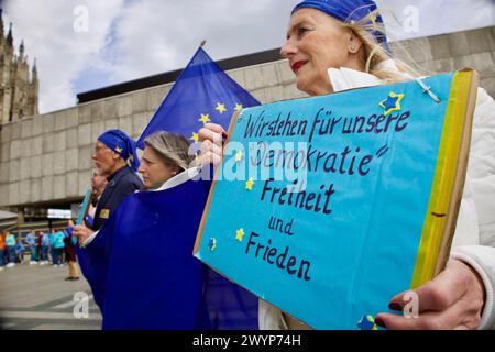 Köln, Deutschland, 07. April 2024. Köln, Deutschland, 07. April 2024. Dutzende von Menschen nehmen an der Demo unter dem Motto „DIVERSITY WINS“ Teil. Stockfoto