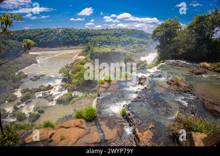 Iguazu Wasserfall in Argentinien nad Brasilien wunderschöne Landschaft an einem sonnigen Tag mit Wolken. Größter Wasserfall Südamerikas Wasserströme in den Tropen Stockfoto