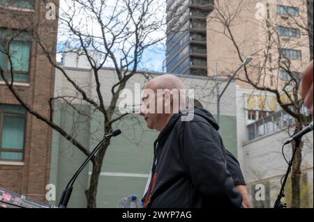 NEW YORK, NEW YORK - APRIL 07: Der in Argentinien geborene Louis Har, ein freigelassener Geisel, spricht auf einer "Bring sie JETZT nach Hause"-Kundgebung anlässlich des sechsmonatigen Jahrestages der Angriffe der Hamas auf Israel und ruft zur Rückkehr der Geiseln auf, die von der Hamas festgehalten werden. in der Nähe des Hauptquartiers der Vereinten Nationen am 07. April 2024 in New York, New York, USA. Israel ist sechs Monate vergangen, seit die Hamas-Militante bei den Angriffen vom Oktober 07 aus den Gazastreifen einen Angriff auf Israel gestartet haben, da nach Angaben der israelischen IDF derzeit noch 133 Geiseln in Gaza gefangen gehalten werden. Stockfoto