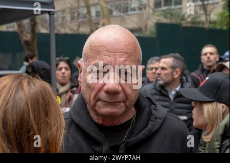 NEW YORK, NEW YORK - APRIL 07: Der in Argentinien geborene Louis Har, ein freigelassener Geisel, spricht auf einer "Bring sie JETZT nach Hause"-Kundgebung anlässlich des sechsmonatigen Jahrestages der Angriffe der Hamas auf Israel und ruft zur Rückkehr der Geiseln auf, die von der Hamas festgehalten werden. in der Nähe des Hauptquartiers der Vereinten Nationen am 07. April 2024 in New York, New York, USA. Israel ist sechs Monate vergangen, seit die Hamas-Militante bei den Angriffen vom Oktober 07 aus den Gazastreifen einen Angriff auf Israel gestartet haben, da nach Angaben der israelischen IDF derzeit noch 133 Geiseln in Gaza gefangen gehalten werden. Stockfoto