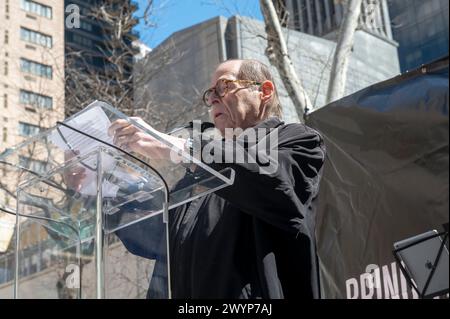 New York, Usa. April 2024. NEW YORK, NEW YORK - APRIL 07: der Kongressabgeordnete Jerry Nadler spricht auf einer Kundgebung "Bring sie JETZT nach Hause", die den sechsmonatigen Jahrestag der Angriffe der Hamas auf Israel begeht und die Rückgabe der Geiseln fordert, die die Hamas am 7. April 2024 in der Nähe des Hauptquartiers der Vereinten Nationen festgehalten hat. Israel ist sechs Monate vergangen, seit die Hamas-Militante bei den Angriffen vom Oktober 07 aus den Gazastreifen einen Angriff auf Israel gestartet haben, da nach Angaben der israelischen IDF derzeit noch 133 Geiseln in Gaza gefangen gehalten werden. Quelle: Ron Adar/Alamy Live News Stockfoto