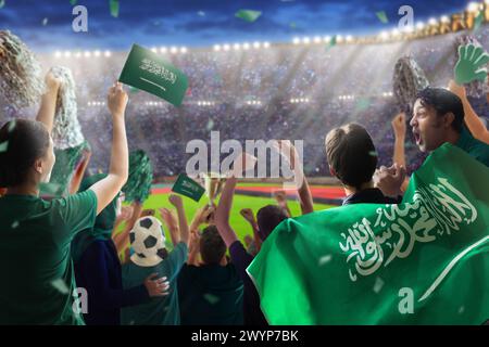 Saudi-Arabien-Football-Unterstützer im Stadion. Saudische Fans auf dem Fußballfeld beobachten das Spiel der Mannschaft. Gruppe von Fans mit Flagge und Nationaltrikot Stockfoto