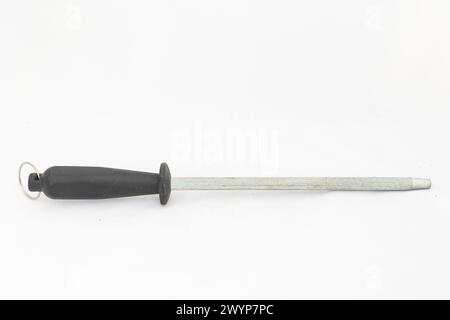 Messerschärfstahl isoliert auf weißem Hintergrund mit Kopierraum. Stockfoto