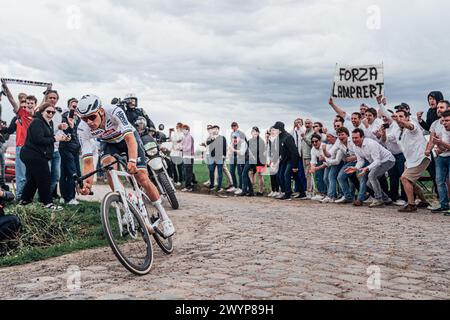 Roubaix, Frankreich. April 2024. Foto: Zac Williams/SWpix.com - 07/04/2024 - Radfahren - 2024 Paris Roubaix - Mathieu Van der Poel, Alpecin Deceuninck. Quelle: SWpix/Alamy Live News Stockfoto