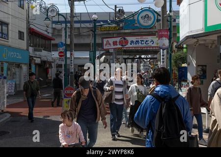 Kawasaki, Japan. April 2024. Fußgänger laufen in einer überfüllten Hauptstraße in Kawasaki. Quelle: SOPA Images Limited/Alamy Live News Stockfoto
