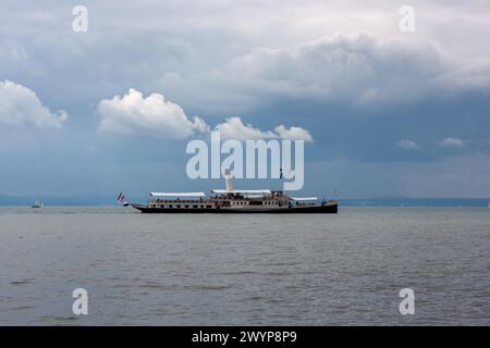LANGENARGEN, DEUTSCHLAND - 5. AUGUST 2023: Der einzigartige historische Dampfer Hohentwiel am Bodensee bei Langenargen Stockfoto