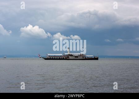LANGENARGEN, DEUTSCHLAND - 5. AUGUST 2023: Der einzigartige historische Dampfer Hohentwiel am Bodensee bei Langenargen Stockfoto
