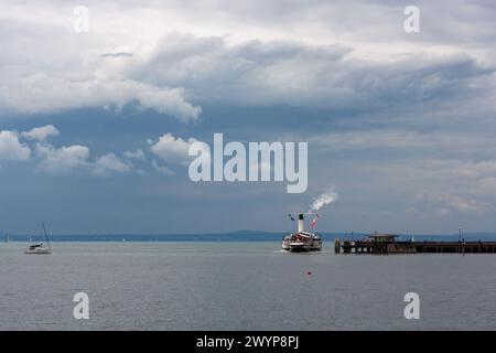 LANGENARGEN, DEUTSCHLAND - 5. AUGUST 2023: Der einzigartige historische Dampfer Hohentwiel am Bodensee bei Langenargen Stockfoto