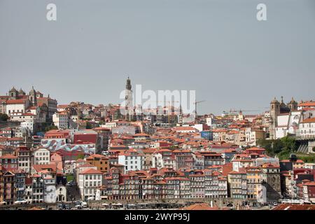 Porto, Portugal - 28. März 2022: Porto, die Altstadt Portugals am Fluss Douro mit traditionellen Rabelo-Booten. Altes Viertel und typisches Colo Stockfoto