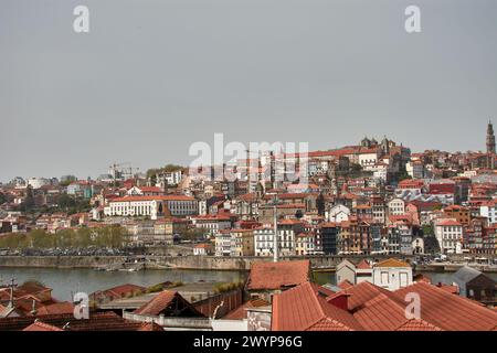 Porto, Portugal - 28. März 2022: Porto, die Altstadt Portugals am Fluss Douro mit traditionellen Rabelo-Booten. Altes Viertel und typisches Colo Stockfoto