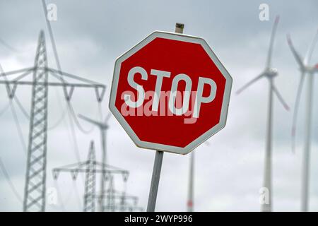 Windpark Sintfeld, Stopschild, Symbolfoto Windkraft-Gegner, Sintfeld ist einer der größten deutschen Windparks, Kreis Paderborn, April 2024 Deutschland, Kreis Paderborn, April 2024, Stopschild an einer Straße im Windpark Sintfeld, Stromtrasse, Symbolfoto Windkraftgegner, Gegner des Windkraft-Ausbaus, einer der größten deutschen Windparks, liegt zwischen Bad Wünnenberg und Meerhof, auf der Hochfläche Sintfeld befinden sich insgesamt mehr als 150 Windkraftanlagen, Westfalen, Windpark, Wolken, Windkraft, Windenergie, Windenergieanlage, erneuerbare Energien, Stromerzeugung, NRW, Nordrhein-Westfalen Stockfoto