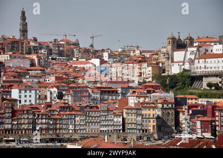 Porto, Portugal - 28. März 2022: Porto, die Altstadt Portugals am Fluss Douro mit traditionellen Rabelo-Booten. Altes Viertel und typisches Colo Stockfoto