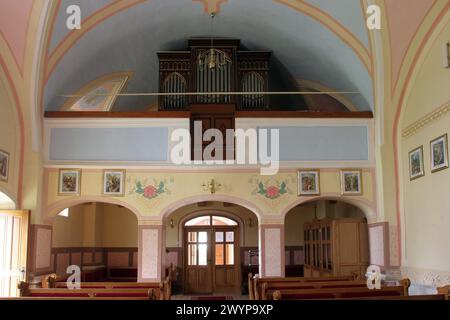 Chor und Orgel in der Kirche St. Martin in Breznicki Hum, Kroatien Stockfoto