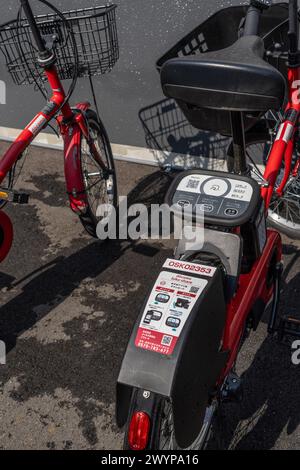 Fahrradverleih auf der Straße in Osaka, Japan Stockfoto