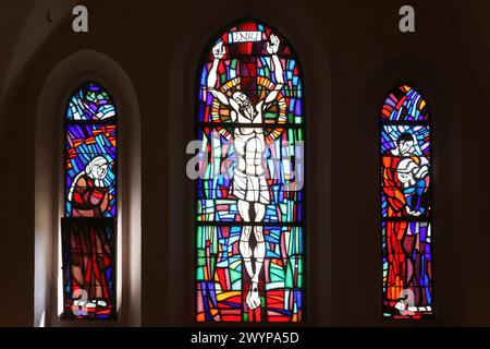 Jesus am Kreuz, Buntglasfenster in der Pfarrkirche St. Martin in Dugo Selo, Kroatien Stockfoto