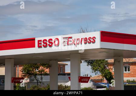 Bordeaux , Frankreich - 04 04 2024 : Esso Express Tankstelle amerikanisches Logo Text und Markenzeichen Handelsname für ExxonMobil Stockfoto